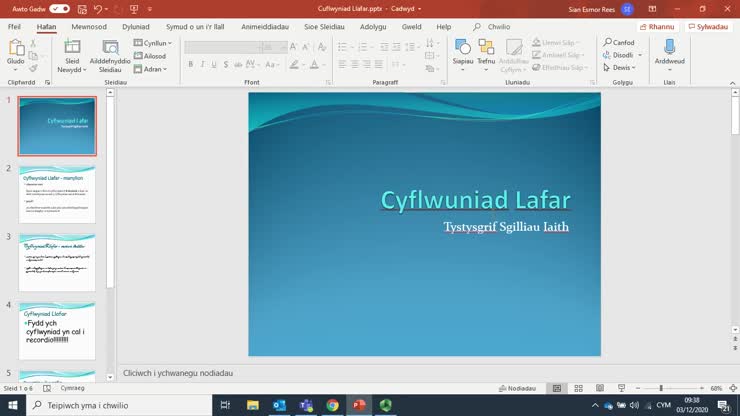 Defnyddio Cysill ar-lein i wirio sleidiau